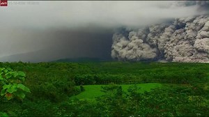 BREAKING: There is an ongoing violent eruption of Semeru Volcano in Indonesia this Wednesday afternoon, November 19, 2025. Semeru is the highest mountain in the island of Java, located in the province of East Java. The Darwin Volcanic Ash Advisory Centre (VAAC) of the Australia's Bureau of Meteorology (BOM) announces the possibility of ashfall reaching 54,000 feet. 📷: afarTV (the video is sped up) | Westernpacificweather.com