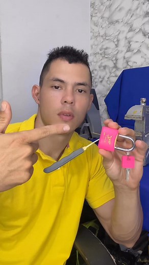 100K views · 1.1K reactions | A locksmith's trick to open some emergency padlocks, I can't believe it, change it for security ❌…………El truco de un cerrajero para abrir algunos candados de emergencia, no puedo creerlo, cámbialo por seguridad #Lock #locksmith #tipsandtricks #hacks #ideas | Cerrajeros Master Locks | Facebook