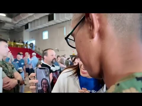 Infantes de marina latinos no pudieron ser visitados por sus madres inmigrantes | Noticias Telemundo