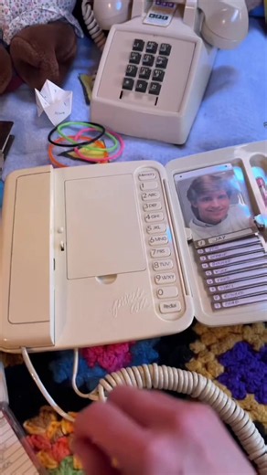 Replying to @Maddie 🪻🛼☎️🎀🪩 here’s how it looks in use 😊 I hope you can find one for your collection #80s #80snostalgia #phone #foryoupage #Nostalgia