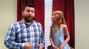 Une fille et son papa font un duo en playback