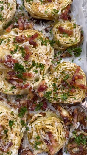 Dianna Tækker Stemann Brinch on Instagram: "Nem tilbehør med spidskål🥬 Yndlings grøntsag - eller én af dem i hvert fald 🫶🏻 Lynhurtigt at forberede - og så skal de bare i ovnen og bages🔥 Det kan serveres som tilbehør til alt fra lys fisk, til kylling, gris eller okse - det går perfekt til det hele🌿 Smager også skøn som en selvstændig ret, serveres med en frisk dressing, en grov salat og stegte kartofler🤗 Opskriften linker jeg til på min profil💚 Søg på spidskål bacon i min app og på hjemmes