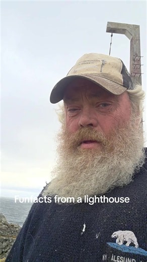 Most lighthouses used to have a foghorn. This lighthouse had a simular thing called a Nautophone. They where massive and had to hang from a pillar to work properly Here I explain to you how it worked. #learnontiktok #inspiration #fyp #fyr #f