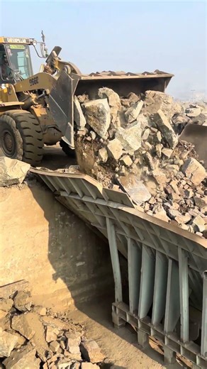 Caterpillar Loader Feeding Jaw Crusher | Massive Stone Crushing 🚜💥