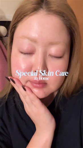 NIO RIKA on Instagram: "𝗦𝗽𝗲𝗰𝗶𝗮𝗹 𝗦𝗸𝗶𝗻 𝗖𝗮𝗿𝗲 𝗶𝗻 𝗛𝗼𝗺𝗲🏠☁️🫧 夜どんなケアしてるの？という質問を 本当によくたくさんいただくので 今回Celimaxさんが良い機会を頂いて撮ってみました✨ 10月からずっとストーリーにも載せている @celimax.japan ポアブライトニングシミケアクリームラッピングパック。 このパックすごいのが顔に付着する部分だけに 濃厚なクリームがたっぷりとついていて 外側はさらっさらなのでパックしながら髪を乾かしたり なにかをしてもストレスフリーなの。 そして何よりおはだもっちもちになる。 こちらのパック本当におすすめなので 友達にもたくさんプレゼントしていて ぜひみなさん使ってみてください✨ #PR #Celimax #セリマックス"