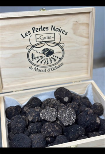 🍄 La saison de la truffe commence chez nous ! 🍄 Des truffes venues tout droit d’Uchaux (Vaucluse), intégrées dans nos recettes et créations gourmandes ✨ Des saveurs intenses, authentiques et généreuses pour les vrais amateurs 🤍 📍 Produits à base de truffes disponibles en boutiques parisiennes 💻 Et sur notre boutique en ligne