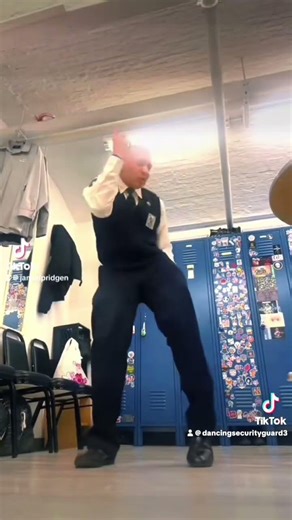 Dancing security guard/Michael Jackson/don’t stop to get enough #michaeljacksontribute