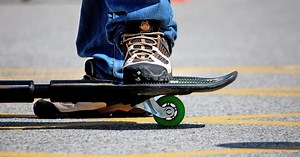 Nauka jazdy i podstawowych trików na waveboardzie