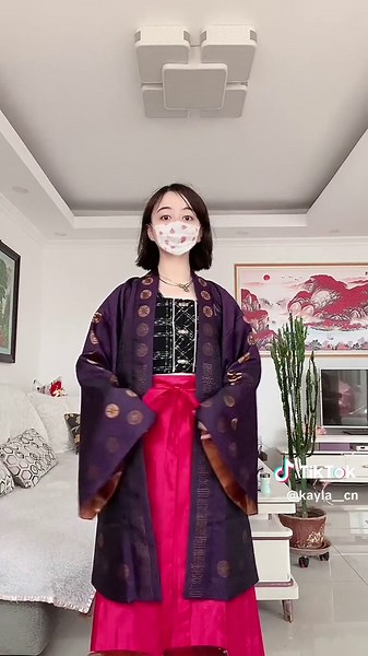 I wore a mixed dynasty Hanfu. The purple jacket is Beizi/褙子 of the Song Dynasty. The underwear and skirts are from the Ming Dynasty. I really like the pattern on beizi. The design is really special. #hanfu #beizi #褙子 #马面裙 #主腰 #songdynasty #mingdynasty #한푸 #china #chinese #fyp #foryou #foryoupage #chinesetraditionalclothing #汉服 #宋朝 #明朝 #usatiktok #tiktokusa #trending #outfit #chinesedress
