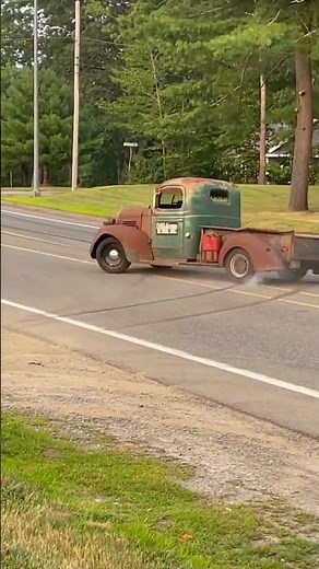 Old School Truck Does Burnout || ViralHog