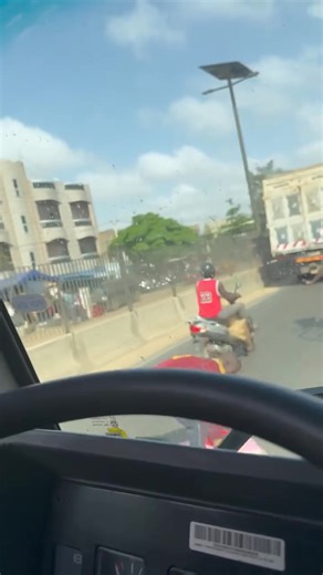 #SiS7152 Bonjour li demb lako guiss ci nationale bi à la hauteur de Keur Mbaye Fall camion bi teudioul porte latérale bi parceque Amna niou nekone ci bir auto bi du coup sac de riz yi di danou ci kaw tali bi cela peut créer des accidents de route ça doit être interdit de laisser ses genres choses continuer | Stop À l'Incivisme Au Sénégal