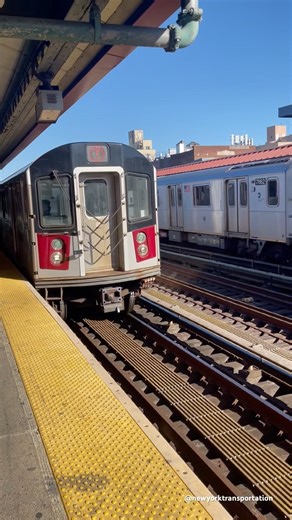🚆 Manhattan-Bound 7 Train at Jackson Heights–74th Street | NYC Subway Queens 🇺🇸