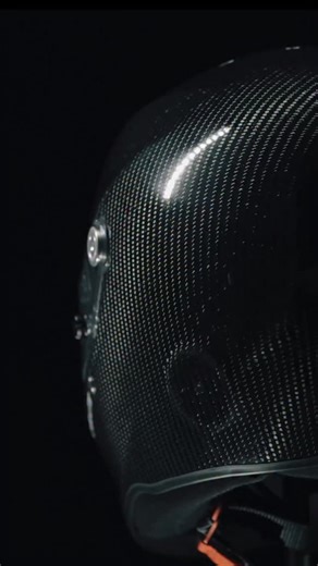 Lighter. Stronger. Smarter. 🏎️💨 Meet the new ST6 CMR LITE, where cutting-edge design meets Stilo’s racing DNA. ⚫️ Built with Carbon-Pmatrix, a new weave developed exclusively by Stilo — combining carbon fiber and polyester for an incredible balance of strength and lightness. 💎 Featuring the same Puro Carbon technology used across all Stilo carbon helmets. 👀 Wider field of vision and smooth sliding visor mechanism for total control. 🌬️ F1-inspired ventilation and enhanced comfort fit to keep