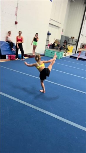 Santa Can Tumble!!! 😱🔥 #Dance #Flexibility #Aerial