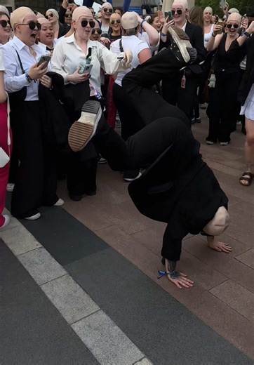 this was before doors even opened btw LMAO PITBULL FANS NEVER STOP THE PARTY @Pitbull @The O2 #pitbull #pitbullsoftiktok #pitbullconcert #pitbulllondon #theo2 #o2arena #london #partyafterdarktour #dale