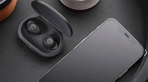 La ayuda auditiva llega con la apariencia de audífonos inalámbricos comunes