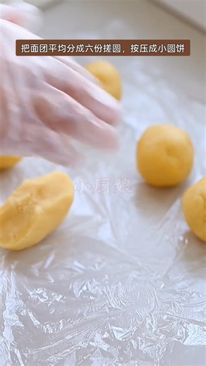 ♨️ 曲奇蛋挞 Cookie Tart 😋 ✅ 食材 Ingredients (6pcs) 🔹 挞皮 Tart Shell • 60g 黄油 butter • 1g 盐 salt • 16g 糖粉 icing sugar • 16g 全蛋液 whole egg (beaten) • 115g 低筋面粉 low-gluten flour • 10g 奶粉 milk powder 🔹 蛋挞液 Custard Filling • 83g 全蛋液 whole egg (beaten) • 45g 淡奶油 whipping cream • 120g 牛奶 milk • 35g 细砂糖 caster sugar • 4g 炼乳 (可不放) condensed milk (optional) ✅ 做法 Steps : 1️⃣ 软化黄油加盐和糖粉拌匀。 Mix softened butter with salt and icing sugar until combined. 🔸 先拌匀可避免后续搅打时飞溅。 Mixing first helps prevent splashing during