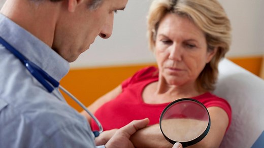 Borreliose nach Zeckenbiss: Infektion erkennen und behandeln, Symptome, Impfung, Spätfolgen