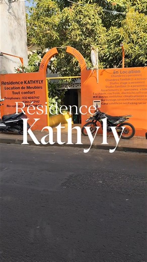 Trouver un logement confortable en plein centre-ville de Diego, ce n’est pas toujours simple et pourtant ... La Résidence Kathyly propose plusieurs formules d’hébergement, pensées pour s’adapter aux besoins de chacun : courts ou longs séjours, en solo, à deux ou plus 👌 Un lieu pratique et fonctionnel pour celles et ceux qui souhaitent poser leurs valises à Diego en toute sérénité. ✔️ Chambres ventilées et climatisées ✔️ Espaces équipés pour être autonomes au quotidien ✔️ Connexion internet ✔️ G