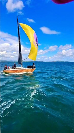 Quarter Tonner slipping by downwind #sailing #classicboat