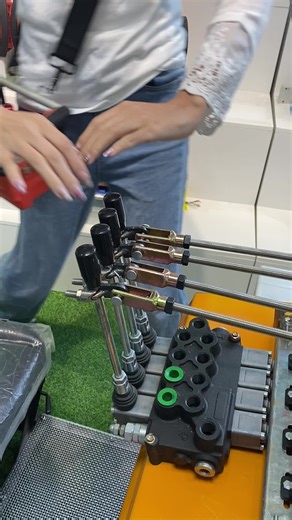 Special wireless remote control:precise,sensitive,easy to master!#efficientcrane #safelifting #heavyduty #liftingweights #cranelife