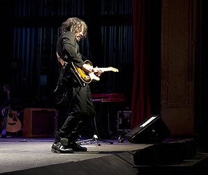 Richie Kotzen Talks Tech 21 Signature RK5 Fly Rig, 'Cannibals' and Dog Camp 2015