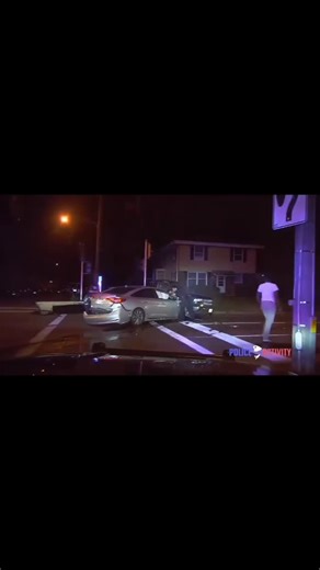 @unseengroupleaks on Instagram: "@unseengroupleaks 一些国家开始利用微型风力装置将道路旁的风流转化为电能。当车辆高速经过时，会在周围形成强烈的空气动力。这些风力会推动安装在路边的小型风扇，使其旋转并产生机械能。风扇内部的发电机将这种机械能转化为电力。 每一次车辆经过都会产生少量电量，而成千上万辆车每天经过同一条道路时，这些微小能量就能累积成可观的电力。产生的电能可以用于点亮路灯、道路指示牌以及监控设备，从而减少对传统电网的依赖。 这些风能可以被储存或立即使用，让城市基础设施更加节能与可持续。在交通繁忙的高速公路附近，这种系统每天都能获得源源不断的能量贡献。 将道路上的风转化为实用的可再生能源 创新 能源 环境 热门 知识 技术 可持续发展"