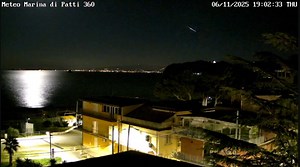 #weathersicily I Bolide avvistato intorno alle ore 19 dalla nostra webcam installata in località Marina di Patti. 🌠 📃Ricordiamo che i bolidi non sono altro che meteore di elevata luminosità che appaiono come scie luminose visibili nel cielo, spesso anche di giorno, e con una magnitudine superiore a quella di qualsiasi stella o pianeta, eccetto il Sole. Questi fenomeni risultano spettacolari sia per la loro intensità che per la durata della loro apparizione 📲 Vi ricordiamo che potete monitorar