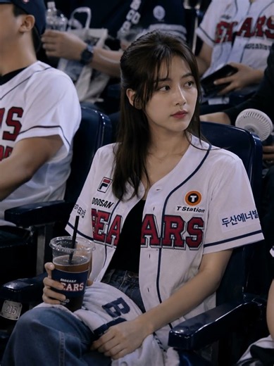 서울 여름 잠실야구장⚾ 경기 시작 전 중계에 잡힌 두산 팬 #kbo #야구 #쇼츠 #직관 #잠실야구장 #두산베어스