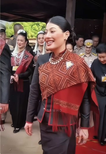 น้ำตาแห่งความปลาบปลื้มปิติ🤍 สมเด็จพระเจ้าลูกเธอ เจ้าฟ้าสิริวัณณวรี นารีรัตนราชกัญญา เสด็จทอดพระเนตรนิทรรศการและการจัดแสดงผลงานภูมิปัญญาผ้าไทยและงานหัตถกรรมชุมชน ณ สหกรณ์ศูนย์ศิลปาชีพทอผ้าไหมแพรวา บ้านโพน กาฬสินธุ์ จำกัด ตำบลบ้านโพน อำเภอคำม่วง จังหวัดกาฬสินธุ์ โอกาสนี้ ทรงพระราชทานพระวโรกาสให้สมาชิกกลุ่มผู้ประกอบการผ้าไทยและงานหัตถกรรม เข้าเฝ้ารับพระราชทานพระวินิจฉัยและคำแนะนำในการพัฒนาผลิตภัณฑ์ เพื่อยกระดับผลงานภูมิปัญญาไทยให้มีความร่วมสมัย สวยงามเป็นสากล แต่ยังคงไว้ซึ่งอัตลักษณ์อันทรงคุณค่าขอ