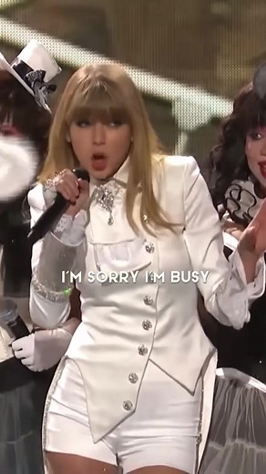 Taylor Swift - We Are Never Getting Back Together (Live) Iconic Performance
