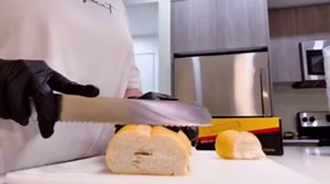 Bread Knife：8 Inch Ultra Sharp Bread Serrated Knife, High Carbon Stainless Steel Bread Knife for Homemade Bread, Full Tang Cuts Cleanly for Efficient Slicing Sourdough Bread, Bagels, Cake, Christmas