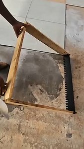 1.5K views · 2.1K reactions | 隣️ Ici, on installe un sol en carrelage avec soin. La colle est répartie de façon homogène grâce à un outil denté, conçu pour assurer une adhérence parfaite. Une méthode simple, efficace et durable. Crédits  @ageupedrosopadilha #rénovationmaison #bricolagefacile #travaux #carrelage #astucebricolage #reelsinstagram | Bornziggy | Facebook