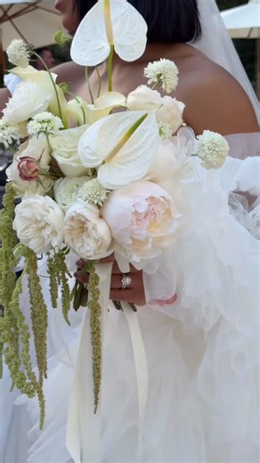 Monique Fifield | Wedding Stylist & Floral Designer on Instagram: "The beautiful Cindy & Alexander at Kwila Lodge last November 🤍 Venue @kwila.lodge Photo @augusthillweddings Styling & Floral Design @studiomonfleur Celebrant @ceremoniesbyemma_ MUA @jdolls Stationery @by.estherrose Content Creator @foreverandadaysocials"