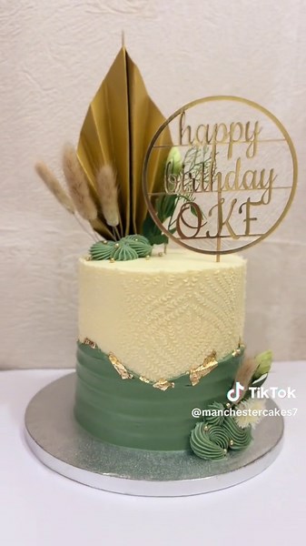 White and green cake . #cake#likeaboss #cakebakery #trendingcakechallenge #hardwork#tik_tok