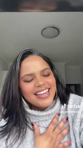 I lift my hands in total adoration🙌🏽