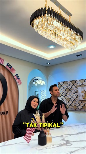 Terima kasih yang tak terhingga buat Zulin Aziz dan suami kerana sudi meluangkan masa hadir ke gallery kita, Dians Signature 🤍✨ Satu penghormatan besar bila insan yang kita selalu tengok di kaca TV, hari ni datang sendiri, walk in, tengok depan-depan hasil kerja & koleksi kita. MasyaAllah, sangat humble, sangat santun orangnya 🥰 Dari mula melangkah masuk sampai habis sesi, layanan penuh dengan senyuman. Kami di Dians Signature memang percaya, rezeki bukan sekadar jual beli… tapi juga silaturah