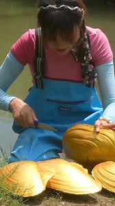 😱 Pry open the mutated river clam and witness the miracle #viralreels #trendingreels2023 #reelsviralfb #viralreelsfb #reelsvideo #trendingreels #reelsfb #trendingreelsvideo #reelsfacebook #huntingpearls | Digging life