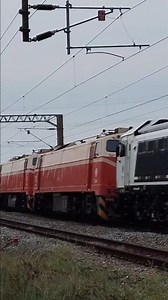 7201次南下貨列三機REE與3231次黃臉微笑800區間車 #ship #emu800 #train