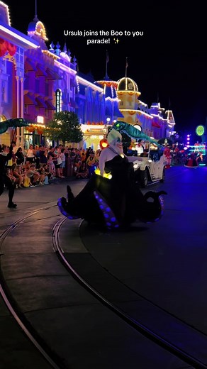 Ursula joins the boo to you parade for mickeys not so scary halloween party! 🎃✨ #ursula #bootoyouparade #bootoyou #mickeysnotsoscaryhalloweenparty #mnsshp #distok #disneyparks #disneyparade #magickingdom #disneyhalloween