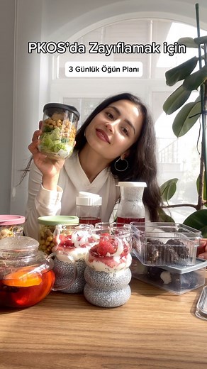 Zeynep Başak Köse on Instagram: "PKOS CHALLENGE profildeki linkte! Özel danışmanlık için DM🤍 PKOS’da Öncelik Hormonal Denge! ✨ PCOS için özel 3 günlük örnek menü 🥣 Kahvaltı – Chia Puding Bowl Chia tohumu + yoğurt + bal + bolca çilek 🍓 → Yaklaşık 32 g karbonhidrat, 12 g protein, 13 g lif ✅ Faydaları: 🔸 Tokluk süresini uzatır 🔸 Kan şekerini dengeler 🔸 Hormon dengesine destek olur 🔸 Antiinflamatuar etki sağlar 🔸 Antioksidan zengini (