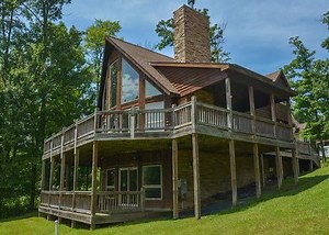 Feature Friday: New to Taylor-Made, Stilwater Lodge is 5 bedroom lake access chalet that is available this fall. More photos: http://bit.ly/2aa6BSU | Taylor-Made Deep Creek Vacations