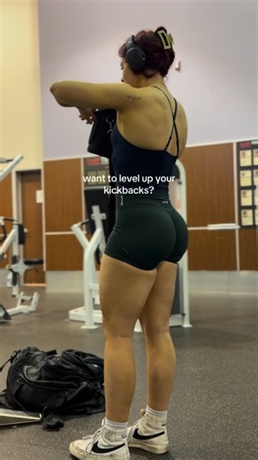 Gabi on Instagram: "A big part of hypertrophy (aka muscle growth) is not only in the contraction (top of the rep) but also the stretch under the load! Pay attention to the entire movement, not just one part ;) #explore #gymgirl #gym #kickbacks #legday"