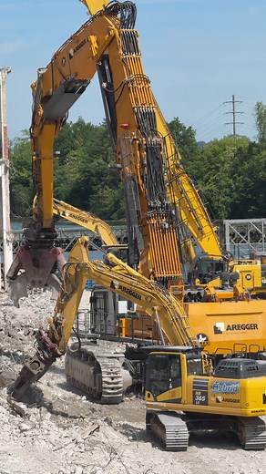 A-REX 9300 vs Komatsu 365: Heavy Gear Size Comparison
