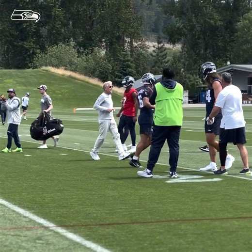 🚨BREAKING: The Seattle Seahawks sign a new Running Back. He's fast! 🏃💨#seahawks [🎥: @Seahawks] | HawkMania
