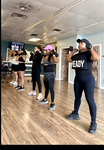 NO importa tu nivel físico: aquí todos comenzamos desde donde estamos y te acompañamos paso a paso. 💪🏻 📍 2015 8th Avenue 76110 – Fort Worth, Texas 💲 Costo por clase: $7 ⏱️ Duración: 1 hora 🕖 Horarios : 9:15 AM & 7:00PM • Lunes a Viernes 9:15am Bootcamp • Lunes y Miércoles 7:00pm Bootcamp • Martes y Jueves 7:00pm Fit-Cardio • Sábado –Fit Cardio 9:00 AM ( Sesión especial) 👟 Recomendación: Trae ropa cómoda ⏰ Llega 5–10 minutos antes para darte las instrucciones — ¡no necesitas registrarte! #f