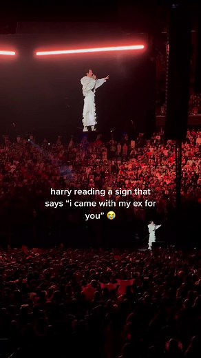 she was BRAVE for kissing him in front of harry LMAO #harrystyles #harryween