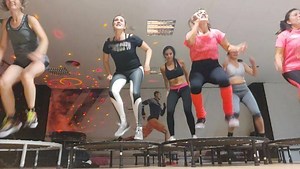 401K views · 6.6K reactions | Monkey Dance 轢轢轢轢 jumping  Cardio jumping ,divertido ,enérgico y motivador  Puedes pedir Info Al 722272518 Laura #Cardio #jump #jumping #gym #Vlc #fitness #motivacion #monkey #facil #minitrampoline #bodyjump #powerjump #power #Happy #calories #healthly #vida #lifestyle #burn #tonesandi #disfrutando | Fitnessparati bounce | Facebook