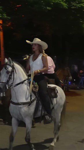 Stunning Women #curvy #beautifulwomen #fashion