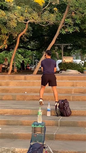 1 ชั่วโมงแบ่งเป็น Warm-Up + Cool Down 5 นาทีต่อ Block 35-40 นาที *เซ็ตเดิมต้องเต้นทั้งซ้าย-ขวา ปล่อยยาว 15-20 นาที ตรงนี้ Instructor จะเริ่มเหนื่อยละ 555ในคลิปคือ Advance ต้องเต้น Basic แล้วไต่ขึ้นมาครับ ไม่งั้นงงแดก แล้ว Instructor แต่ละคน สไตล์ไม่เหมือนกัน บางคนชอบ Spin / Twist เต้นจบชั่วโมง หมดสภาพเลย หัวกับตีนต้องไปตามกันถ้าชอบ Instructor ท่านนี้ แนะนำให้ถามเขาว่า วันนี้ๆ ไปลงที่ไหนบ้าง แล้วตามไปเต้นกับเขา ประมาณ 2-3 week น่าจะคล่องละ